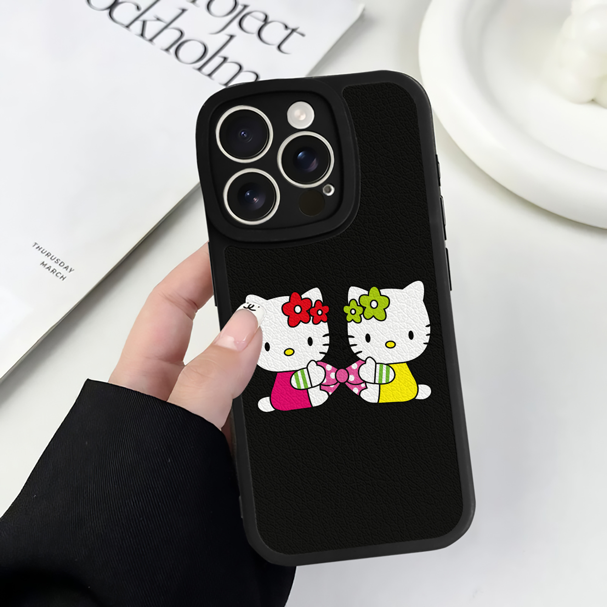 （画像用） Hello Kitty ハローキティ 【iPhone 16シリーズ対応】シリコンスマホケース（レザー調） 材質：シリコン